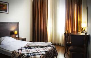 Отель Hotel Lux Тбилиси Просторный двухместный номер с 2 отдельными кроватями-5