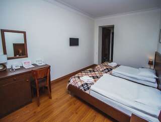 Отель Hotel Lux Тбилиси Просторный двухместный номер с 2 отдельными кроватями-6